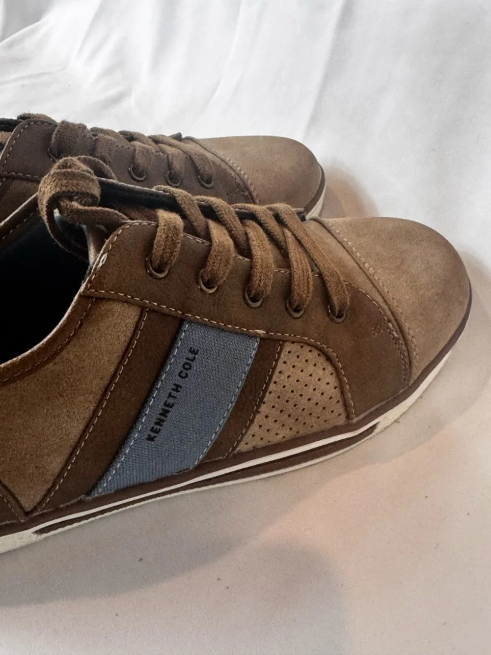 Kenneth Cole Boys Youth Low Sneakers Sz 4 Tan Brown Blue Stripe Dress Casual